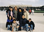 Gia đình Thành & Tri trước Versailles